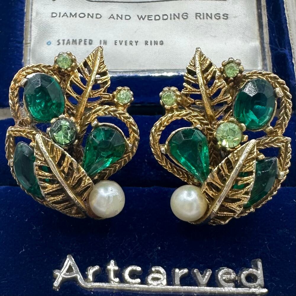 ART vintage gold tone emerald green uranium glass rhinestones clip on earrings - Picture 5 of 8
